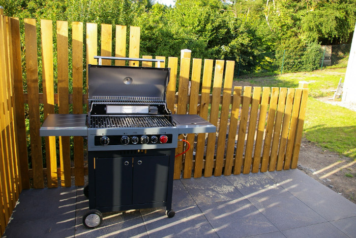 Grill auf der Außenterrasse der Ferienwohnung am Steigerwaldrand